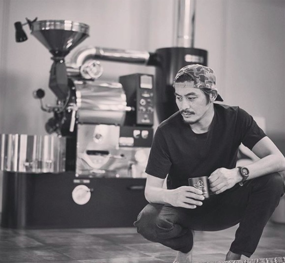 坂口憲二現在はコーヒー焙煎士に きっかけや画像アパレルって何 Edona Blog